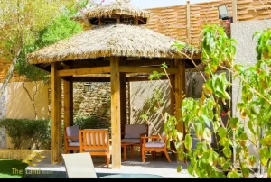 تجربة الإقامة في الأكواخ الخشبية في العمارية: هدوء الطبيعة وجمال اللحظات